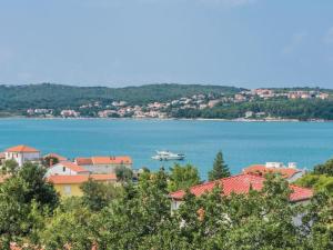 Apartment Große Wohnung in Klimno mit Möbliertem Balkon by Interhome