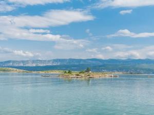 Apartment Große Wohnung in Klimno mit Möbliertem Balkon by Interhome