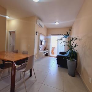 Apartamento com piscina a 200m da praia Toninhas