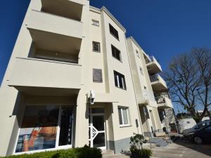 Apartment Wohnung Jela by Interhome