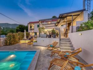 Holiday Home Villa LETICIJA - Luxusvilla mit beheiztem Pool- Sauna- Fitness & Grillplatz in by Interhome