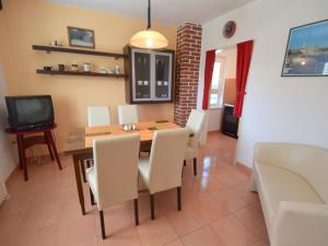 Apartment Wohnung Hana 1 by Interhome