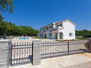 Holiday Home Luxuriöse Villa mit Pool inmitten der Natur by Interhome