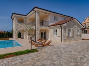 Holiday Home Haus in Pinezići mit privatem Pool by Interhome