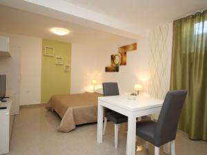 Apartment Appartement in Baška mit gemeinsamem Pool und Grill by Interhome