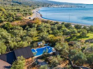 Holiday Home Haus mit Pool- 50 Meter vom Meer entfernt by Interhome