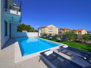 Holiday Home Lana mit Schwimmbad by Interhome