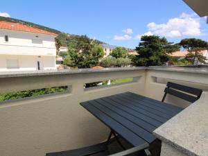 Apartment Modern eingerichtete Apartment ideal für junge Paaren im Zentrum von Baska by Interhome