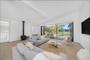 Brand New 4BR Beach House South Stradbroke, Pool