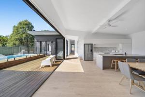 Brand New 4BR Beach House South Stradbroke, Pool
