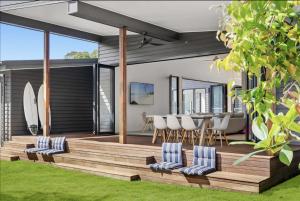 Brand New 4BR Beach House South Stradbroke, Pool