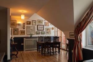 The Curators Penthouse Art, Antiques, Arboretum