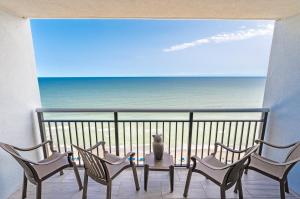 Amaze 18th floor Direct Ocean front Views & Pools