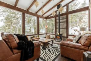 4-BR Villa on the Lake with hot tub near Tremblant