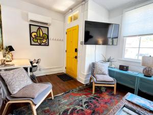 Algiers duplex w full kitchen & streaming TVs