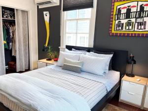 Algiers duplex w full kitchen & streaming TVs