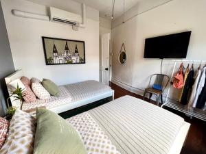Algiers duplex w full kitchen & streaming TVs