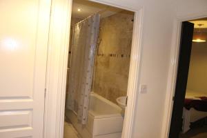 4 Bedroom house, Parking, Wi-Fi, Near Town Centre