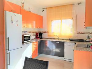 Amplia casa en Miami Platja con piscina privada, 5 habitaciones - ES-393-34