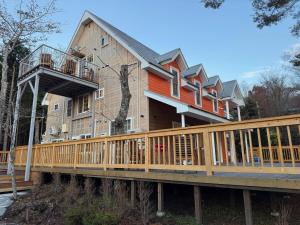 Piccolo Mondo - Mt Fujis Lake Yamanaka