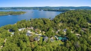 Lake Retreat Hot Tub Game Room Grill