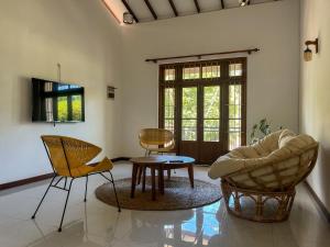Authentic Modern Villa 10mn Walk to Hiriketiya Beach