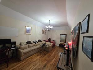 Cozy Private Room with Smart TV & AC