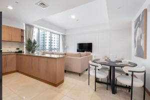 Free housekeeping visits during your stay - StayShort - Spacious 1BR Apartment in Al Barsha Perfect for 2