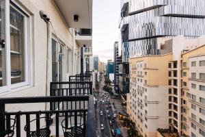 Urban Noir Studio at Ayala CBD, Fast WiFi, Netflix