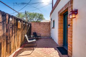 Cozy Casita for Two Near 4th Ave & UofA