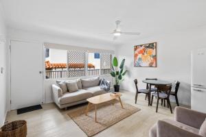 Thirty-Nine Albatross (Apartment 5)