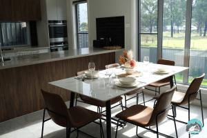 Aircabin - Denham Court - Modern - 4 Beds House