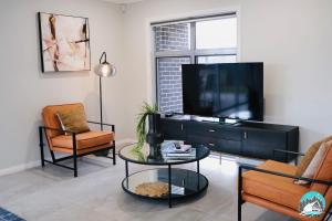 Aircabin - Denham Court - Modern - 4 Beds House
