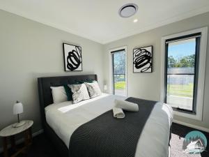 Aircabin - Denham Court - Modern - 4 Beds House