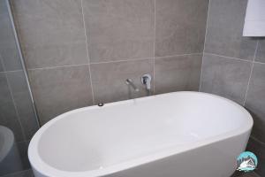 Aircabin - Denham Court - Modern - 4 Beds House