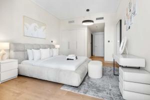 Free housekeeping visits during your stay - StayShort - 2 Bed in Downtown Dubai that Sleeps 4 with Burj Khalifa View