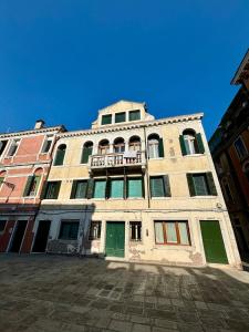 Independent Venice Studio with outdoor patio