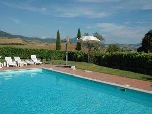 Modern Farmhouse in Pienza with Pool