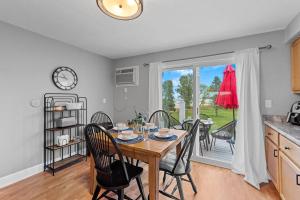 Beachside Condo w Stunning Lake Views