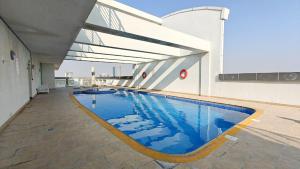 Free housekeeping visits during your stay - StayShort - Charming & Bright 1BR in Red Residence Dubai Sports City