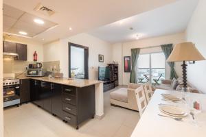 Free housekeeping visits during your stay - StayShort - Charming & Bright 1BR in Red Residence Dubai Sports City