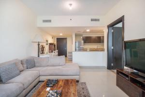 Free housekeeping visits during your stay - StayShort - Charming & Bright 1BR in Red Residence Dubai Sports City