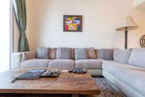 Free housekeeping visits during your stay - StayShort - Charming & Bright 1BR in Red Residence Dubai Sports City