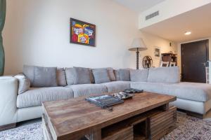 Free housekeeping visits during your stay - StayShort - Charming & Bright 1BR in Red Residence Dubai Sports City