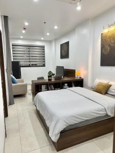 Studio near West Lake with Washer & Free Parking