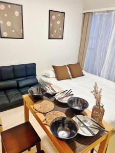 15minute walk to Ikebukuro Rooms are available for 1-3 people Direct train access to Shinjuku 10 minutes and Shibuya 14 minutes