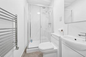 Modern & Cozy 6 BR Whole House in Central Bristol by AltoLuxo Short Lets & Serviced Accommodation with FREE WiFi and Parking