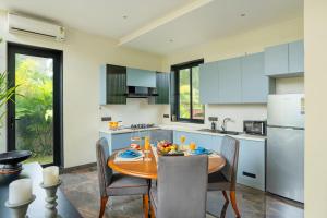 ELIVAAS PUro Sol 3-BHK Villa In a Gated Complex With Private Pool & Bathtub Near Popular Beaches