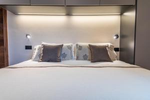 HelloCHALET - Front Row with balcony overlooking the Cretaz slopes