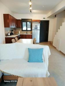 Lygonis White Houses